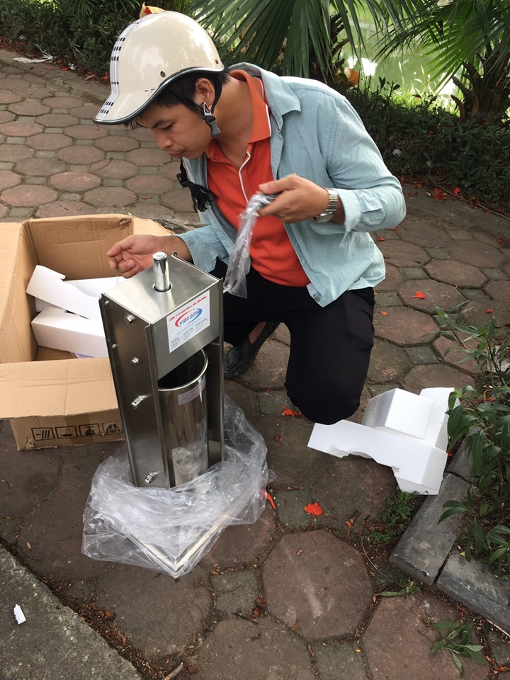giao hàng máy làm xúc xích TV5 đến Nguyễn Khang