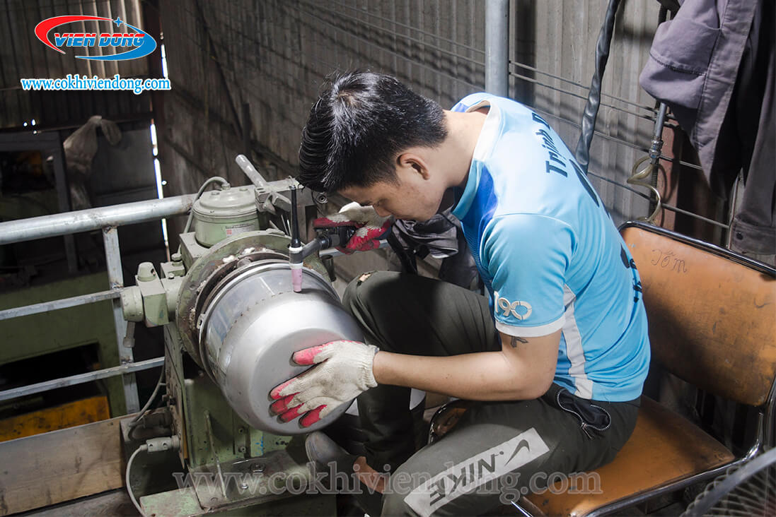 Kỹ sư Viễn Đông tự sản xuất máy rửa bát