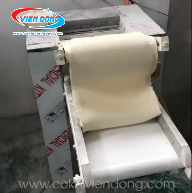 Máy cán bột băng tải tự động